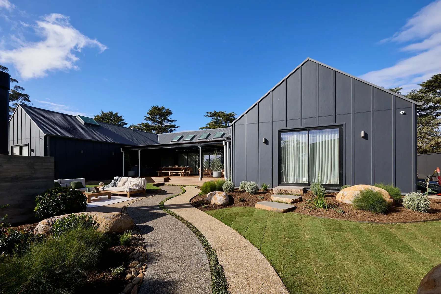 H5_RM11_BACKYARD_and_POOL_Robbie_and_Mat_011