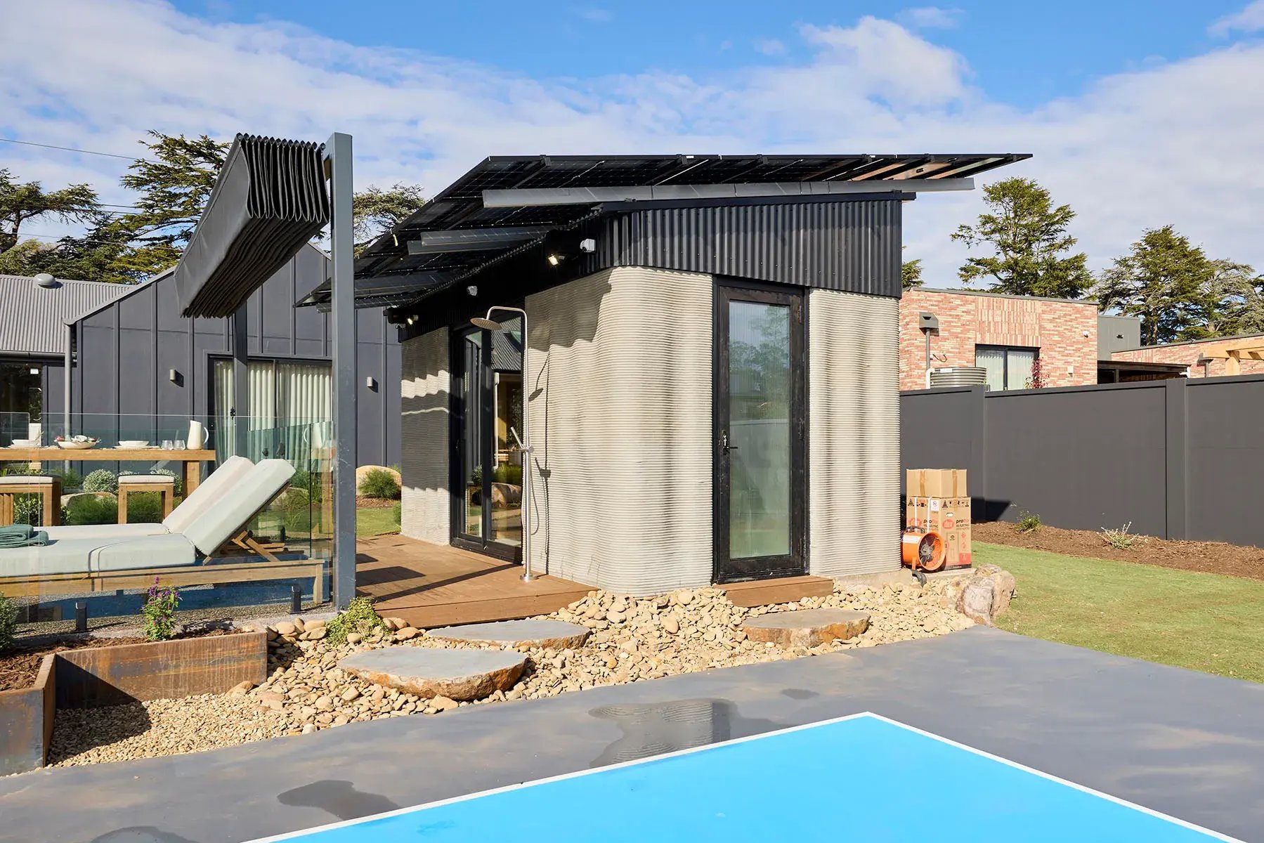 H5_RM11_BACKYARD_and_POOL_Robbie_and_Mat_041