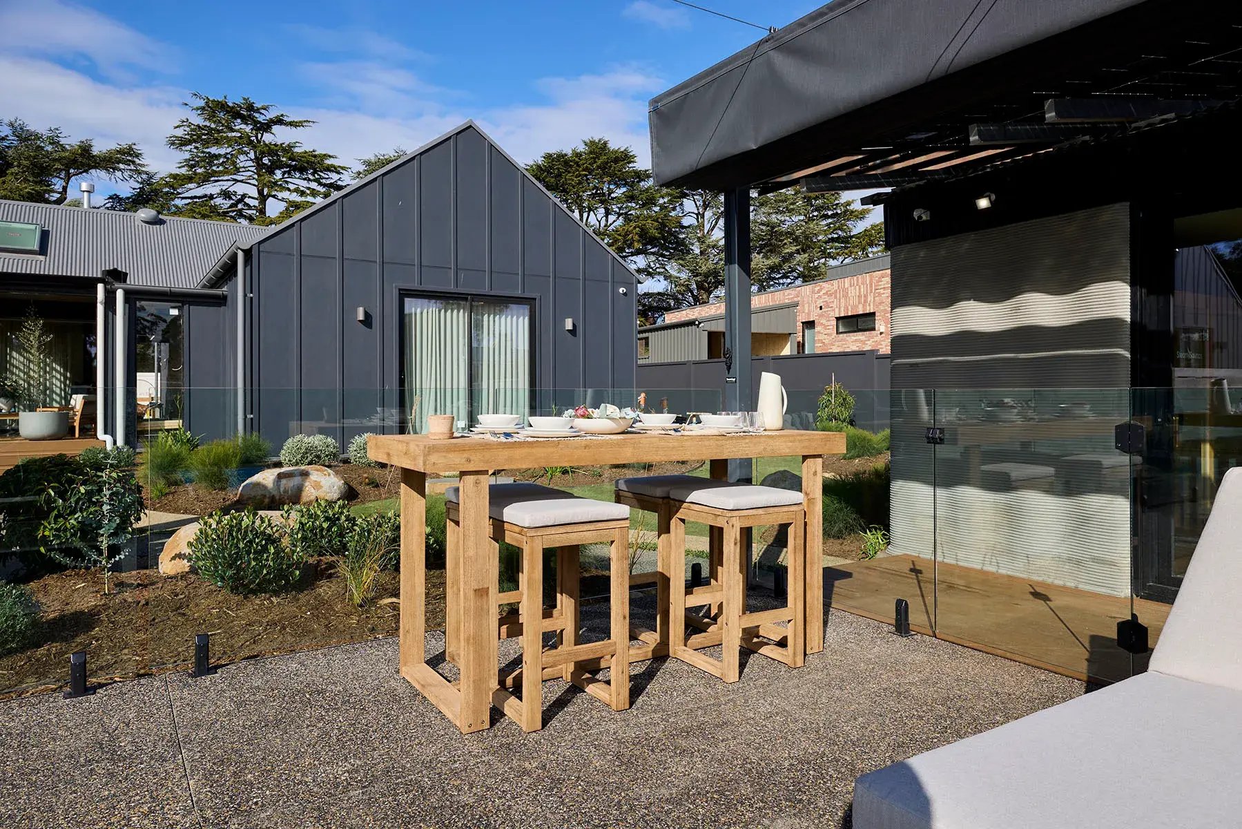 H5_RM11_BACKYARD_and_POOL_Robbie_and_Mat_070