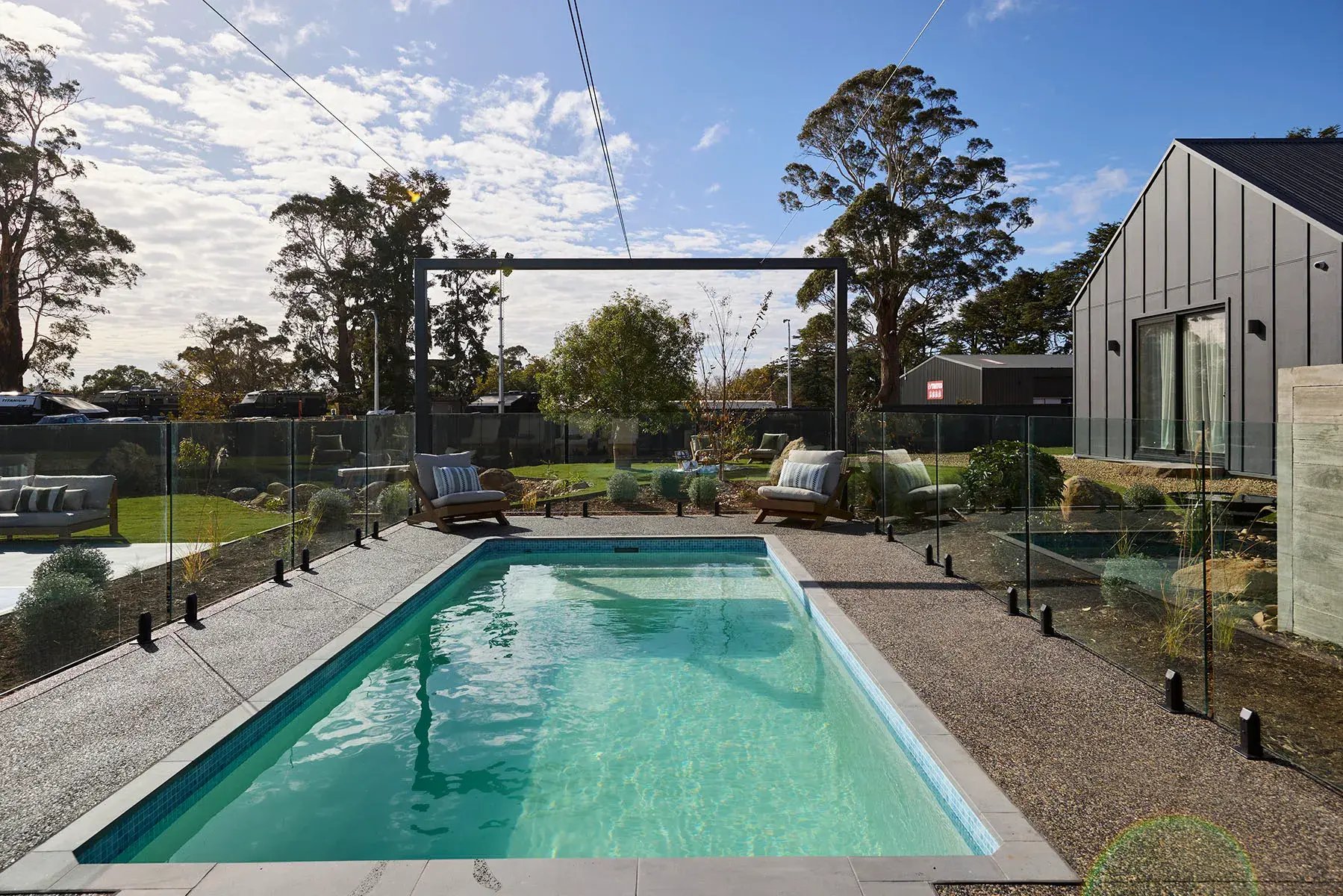 H5_RM11_BACKYARD_and_POOL_Robbie_and_Mat_073