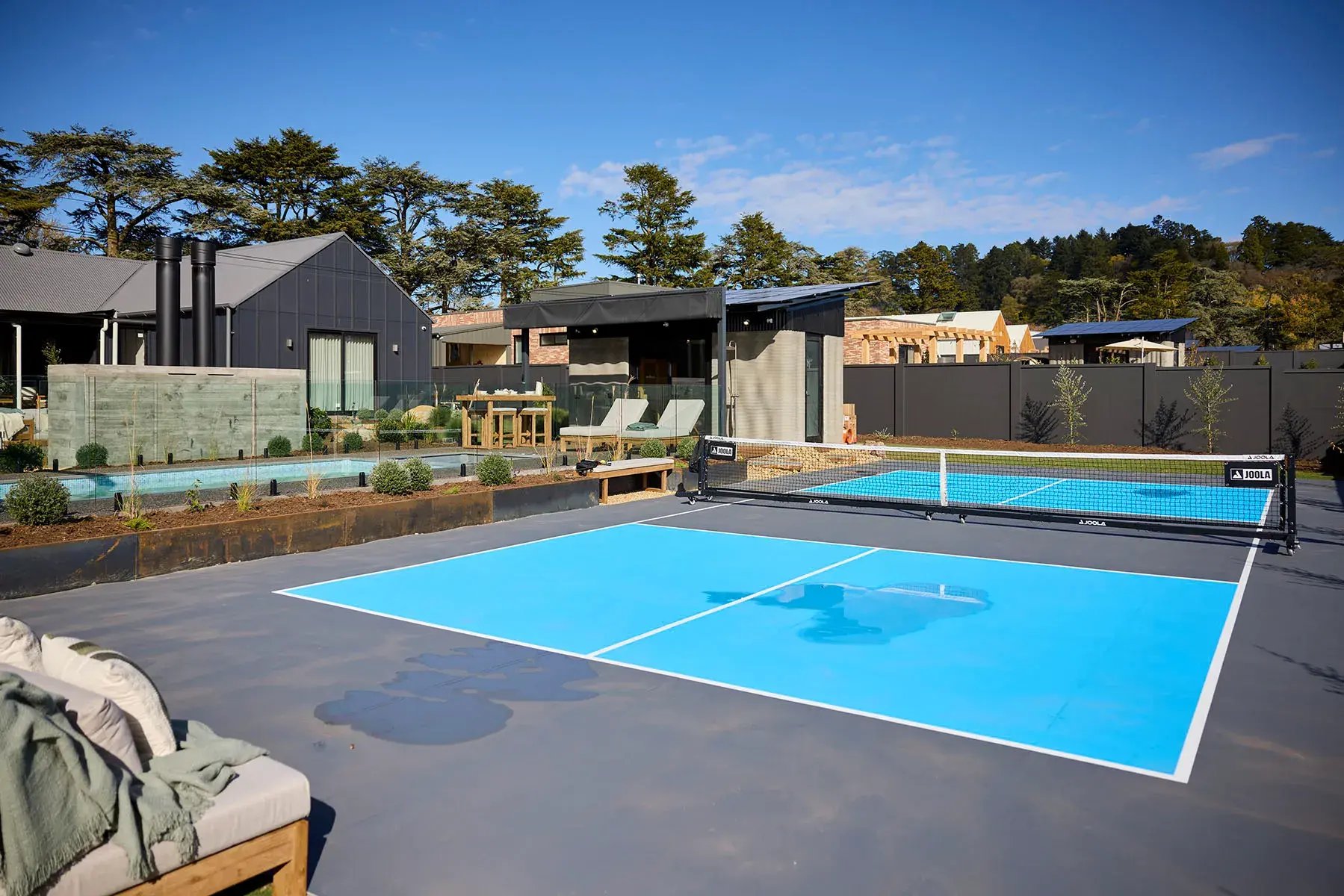 H5_RM11_BACKYARD_and_POOL_Robbie_and_Mat_126