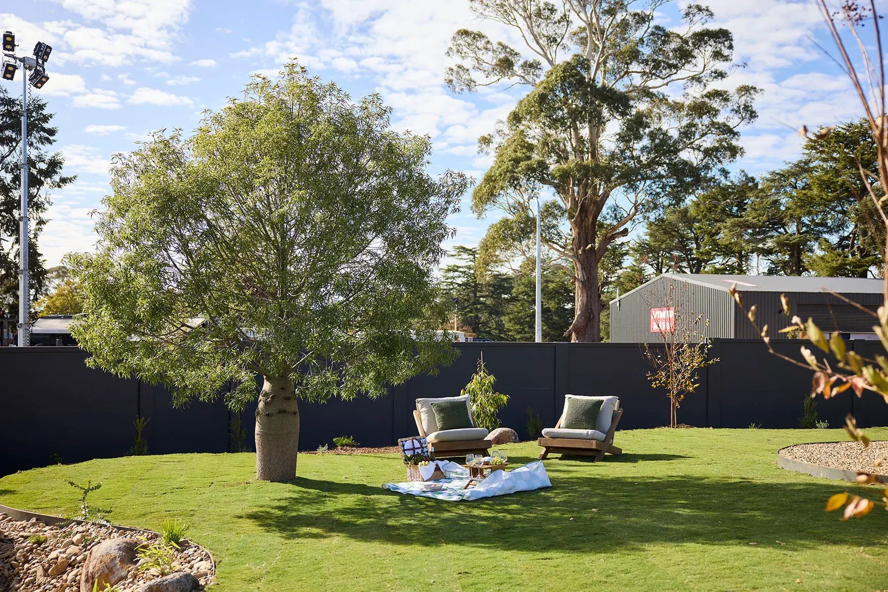 H5_RM11_BACKYARD_and_POOL_Robbie_and_Mat_129