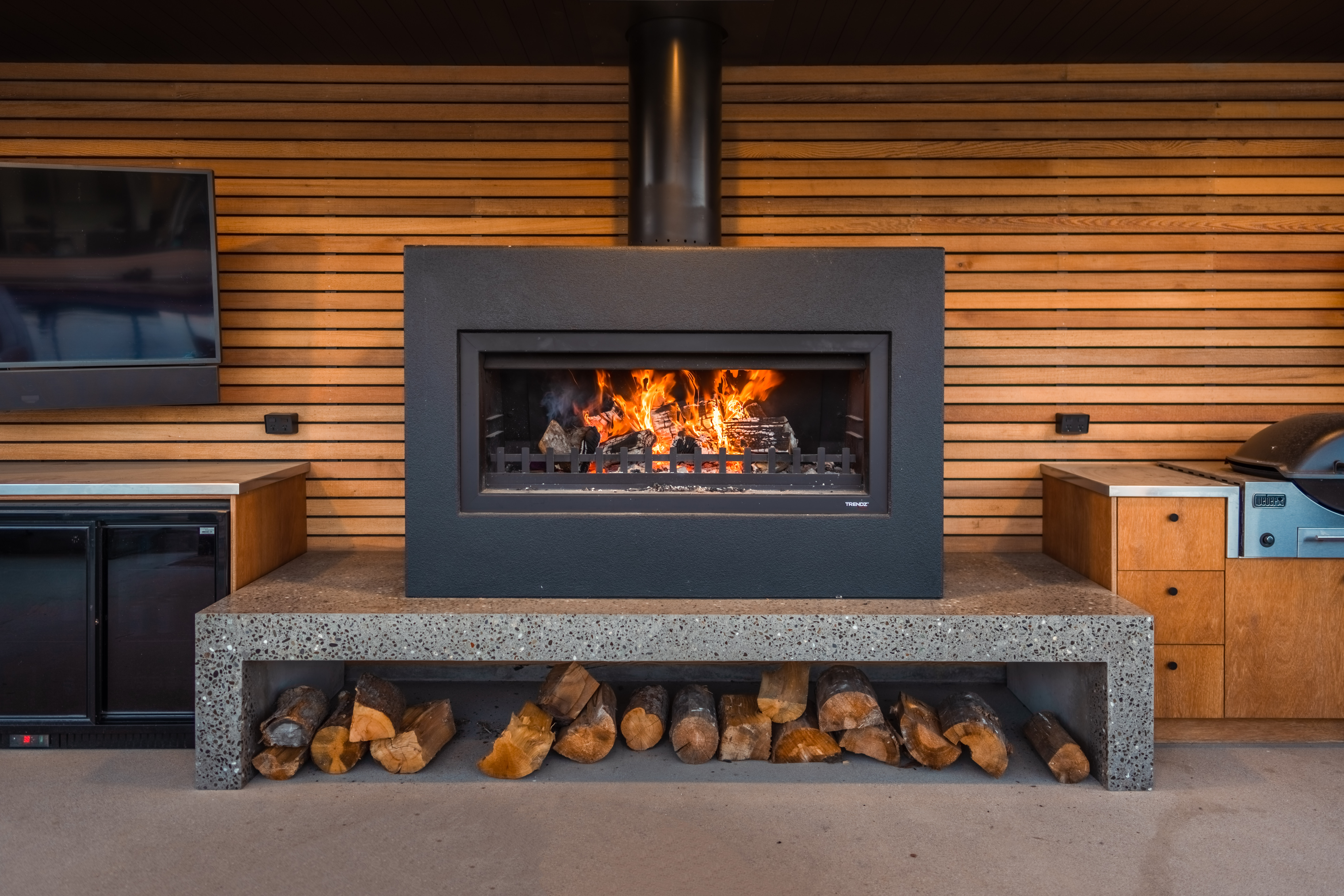 Burton outdoor fireplace - Polished plinth
